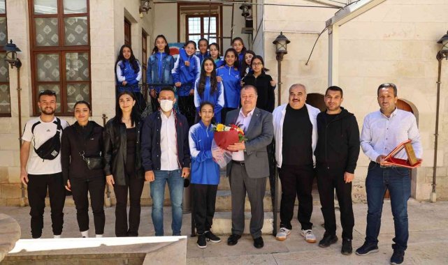 Şampiyon bayan futbol takımından protokol ziyareti