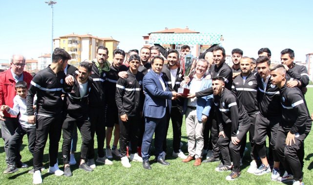 Şampiyon Kale Belediyespor kupasını kaldırdı