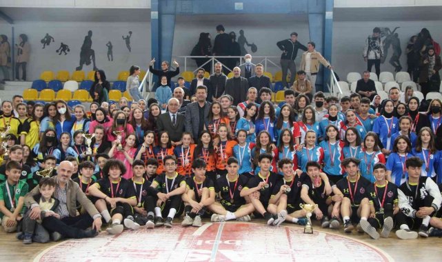 Şampiyon öğrenciler kupalarını Başkan Soykan'dan aldı