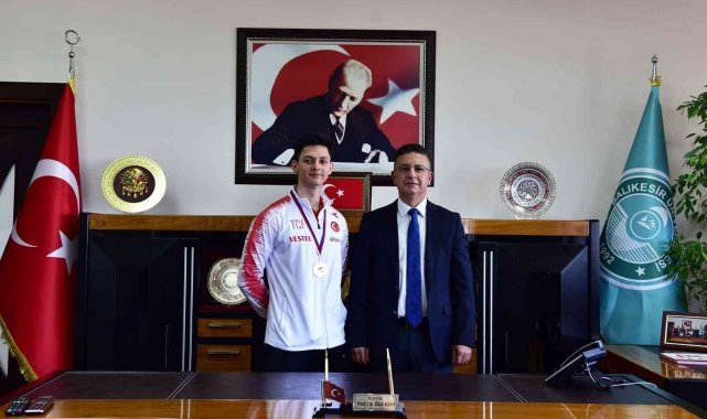 Şampiyon sporcudan, Rektör Prof. Dr. İlter Kuş'a ziyaret