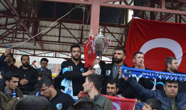 Şampiyon takım Adilcevaz'da coşkuyla karşılandı