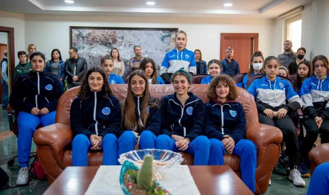 Şampiyon voleybolcu kızlardan Başkan Akay'a kupalı teşekkür