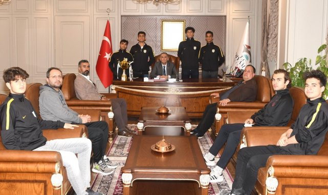 Şampiyonluk kupası ile Vali Çuhadar'a ziyaret