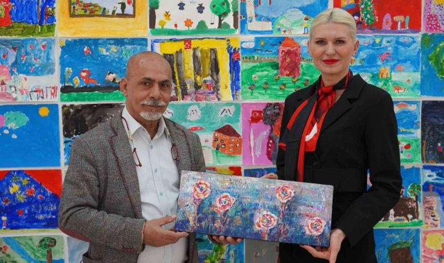 Sanat akademisi resim kursundaki öğrenciler eserlerini sergiledi