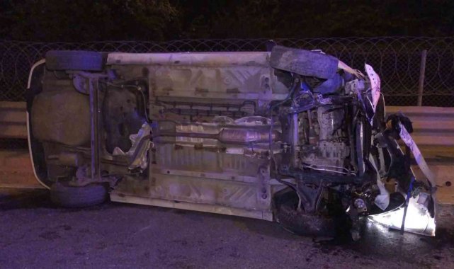 Sancaktepe'de orta refüje çarpan araç yan yattı