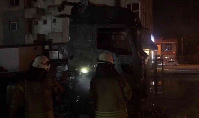 Sancaktepe'de park halindeki tır yandı