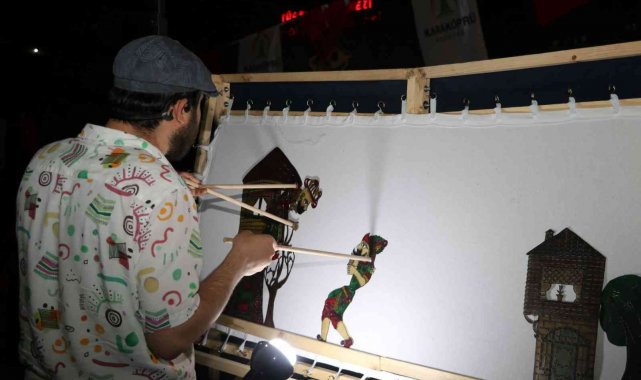 Şanlıurfa'da 'karagöz perdesinde sanatçılar' gölge oyunu sergilendi