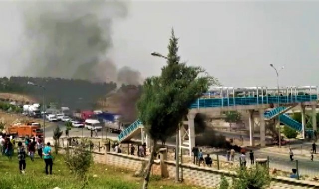 Şanlıurfa'da çöp kokusuna karşı lastik yakıp yolu trafiğe kapattılar