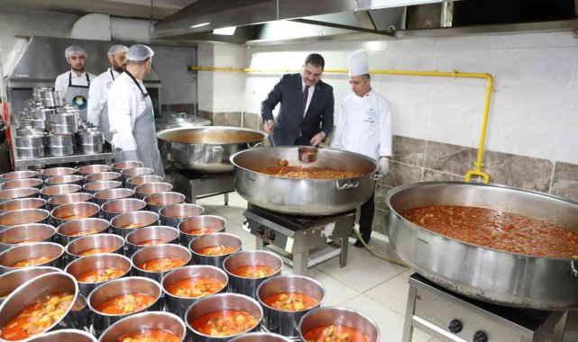 Şanlıurfa&#039;da iftar öncesi sıcak yemek ikramı yapılıyor