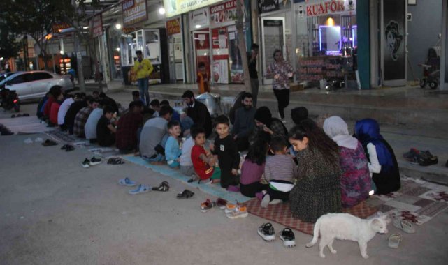 Şanlıurfa'da sokak ortasında iftar sofrası