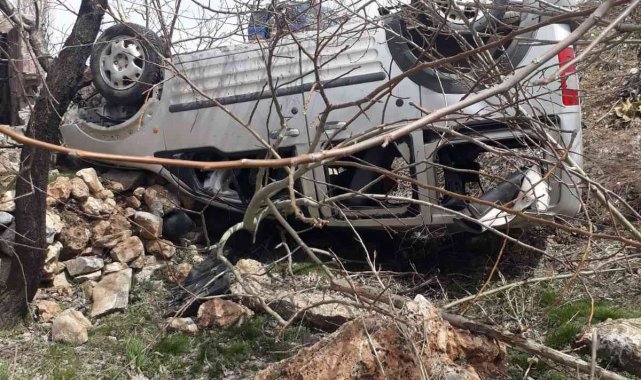 Şarampole devrilen aracın sürücüsü yaralandı