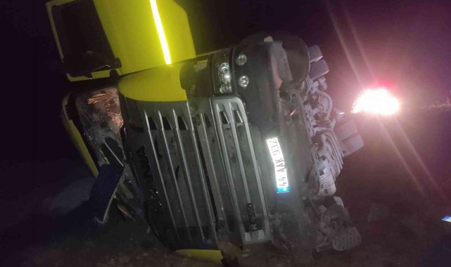 Şarampole devrilen tırın sürücüsü yaralandı