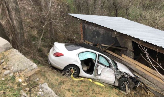 Şarampole uçan otomobil, samanlığın duvarına çarparak durabildi: 1 yaralı