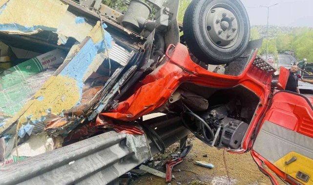 Sarıyer'de refüje çarpan kamyonet ters döndü: 3 ağır yaralı