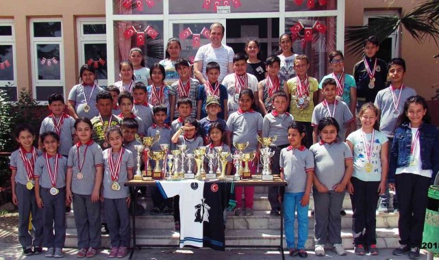 Satranç tutkusunu öğrencilere aşıladı, başarılar ard arda geldi