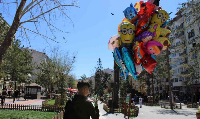 Sattığı balonlarla Eskişehir sokaklarına renk katıyor