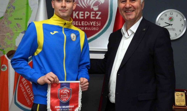 Savaştan kaçan Ukraynalı yüzücünün sponsoru Kepez Belediyesi oldu