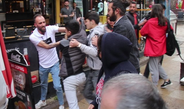 Şehir eşkıyaları önce çocuğu ardından araya giren esnafı tekme tokat dövdü