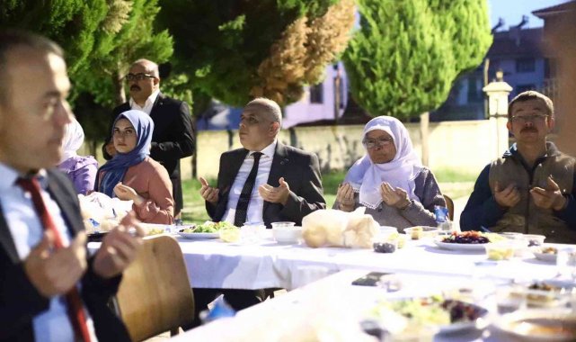 Şehit aileleri ve öğrenciler iftarda buluştu