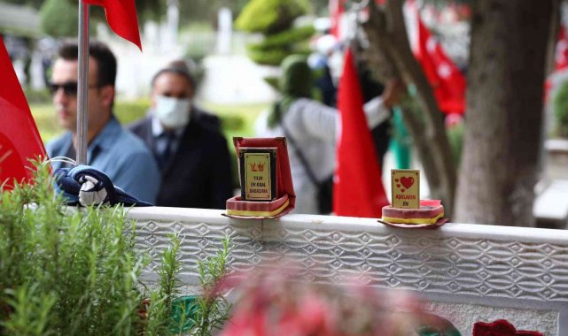 Şehit mezarlığında duygulandıran plaket