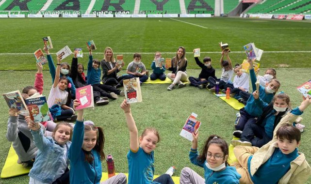Şehrin birçok noktasında eş zamanlı kitap okudular
