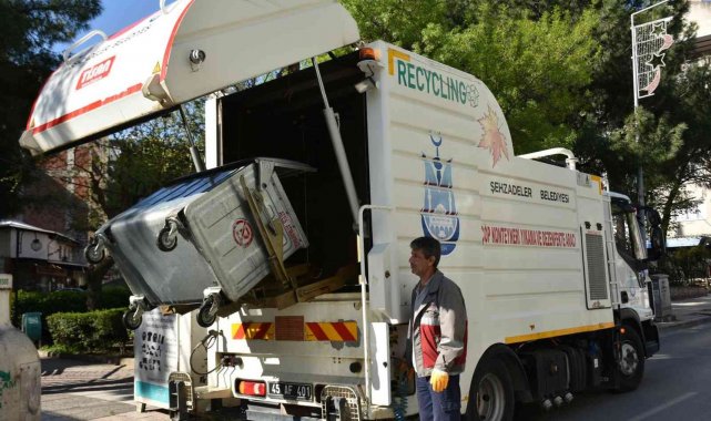 Şehzadeler&#039;deki çöp konteynerleri temizleniyor