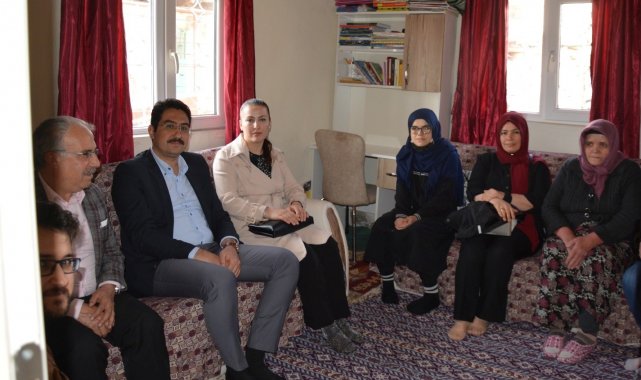 Selendi'de "Yalnız Değilsiniz" projesi ile öğrenciler evlerinde ziyaret ediliyor