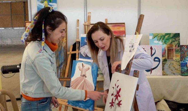 Serebral Palsi hastası Kübra, resim yeteneğini USMEK&#039;te geliştiriyor