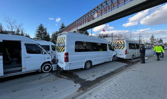 Servis minibüslerin kazası çevreyolunu kilitledi