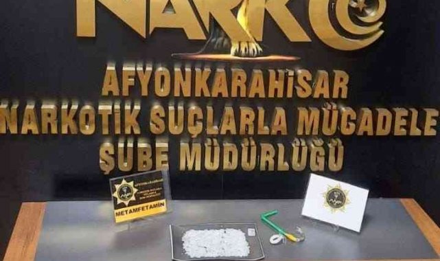 Seyahat ettikleri otomobilde 105 gram metanfetaminle yakalandılar