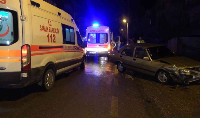 Seyir halindeki iki otomobil çarpıştı: 2 yaralı