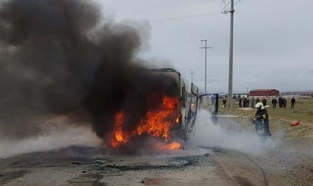 Seyir halindeki minibüs alev alev yandı