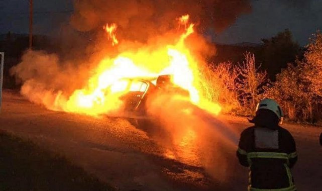 Seyir halindeki otomobil alev alev yandı