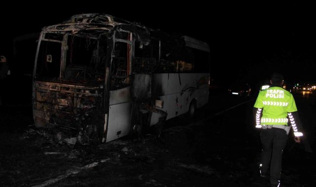 Seyir halindeyken yanan midibüs kullanılamaz hale geldi