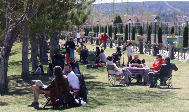 Sıcak havanın keyfini Porsuk kıyısında çıkardılar