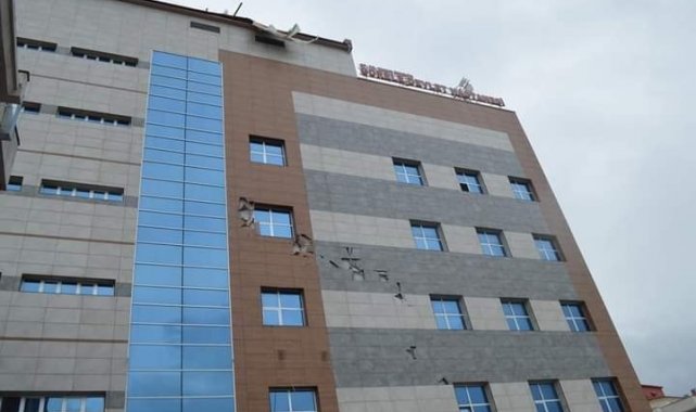 Şiddetli rüzgar hastanenin çatısını uçurdu