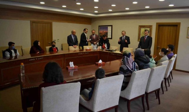 Şiir yarışmasında dereceye giren öğrenciler ödüllendirildi