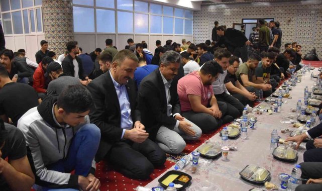 Siirt Valisi Hacıbektaşoğlu, üniversiteli öğrencilerle iftarda bir araya geldi