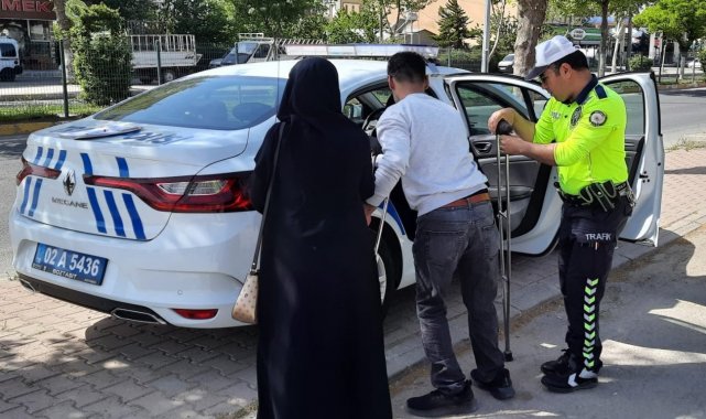 Sınava girecek olan engelli gencin yardımına trafik polisleri yetişti