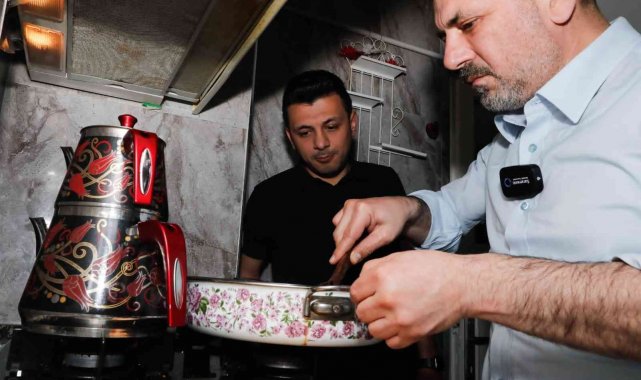 Sincan Belediye Başkanı Ercan, öğrencilere menemen yaptı