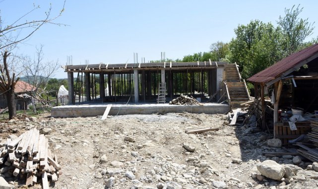 Sinop'ta evi yanan aileye gurbetçi vatandaşlar sahip çıktı