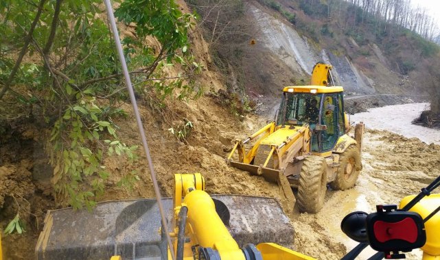 Sinop&#039;ta heyelan nedeniyle kapanan 118 köy yolu ulaşıma açıldı