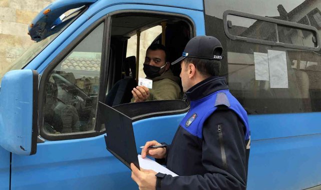 Sinop&#039;ta zabıta ekiplerinden dolmuş denetimi