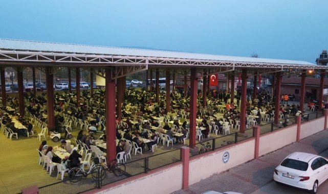 Şirinevler&#039;de yüzlerce kişi orucunu birlikte açtı