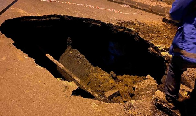 Şişli'de yol çöktü, etrafı kanalizasyon kokusu sardı