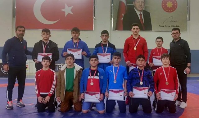 Sivas güreş takımı Rize'den 9 madalya ile döndü