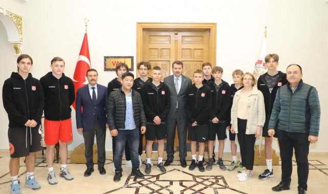 Sivasspor&#039;da idman yapan Ukraynalı sporculardan Vali Ayhan&#039;a ziyaret