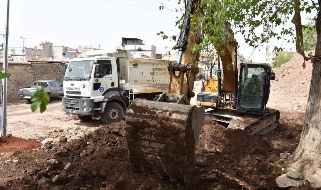 Siverek&#039;te arkeologlar eşliğinde yıkım