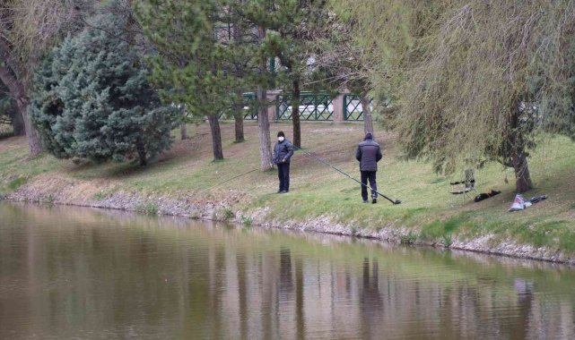 Soğuk havaya rağmen oltalar suya bırakıldı