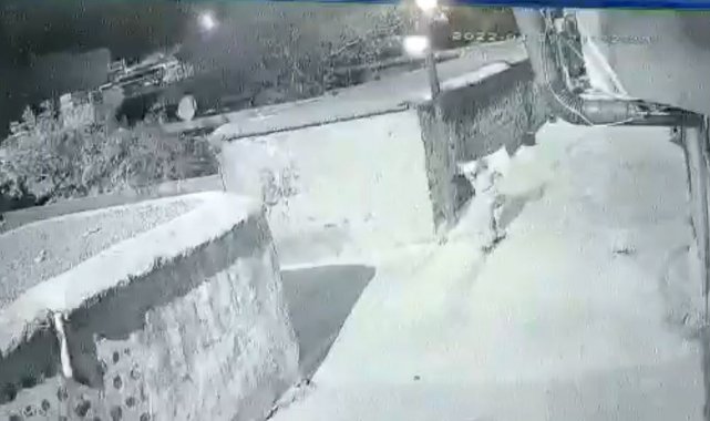 Sokaktaki yangın vanası çalındı